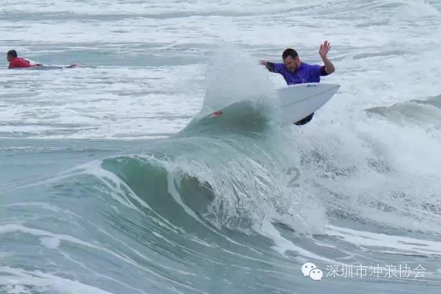 两艘英国海军舰艇相撞：现场传出巨响 船体撞出大洞